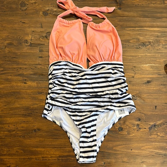 Brand new! Size medium women’s one piece. - Picture 1 of 4